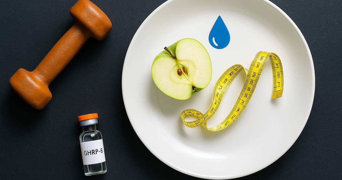 Mancuerna, manzana verde, cinta métrica y vial de GHRP-6 sobre un plato, representando dieta, ejercicio y control del apetito.