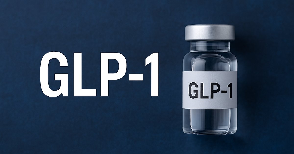 Fotografía de alta calidad de un vial transparente etiquetado como GLP-1 junto a las siglas GLP-1 en letras blancas, sobre fondo azul oscuro texturizado
